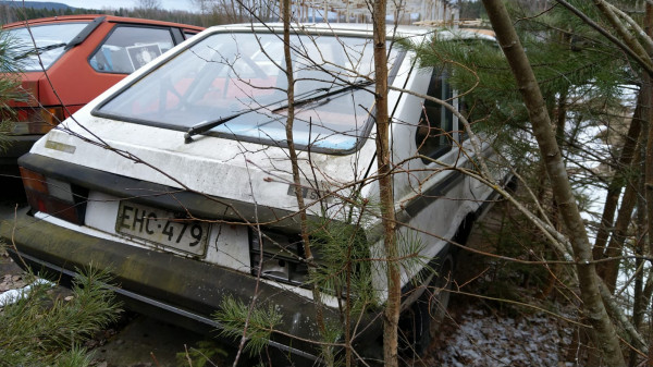 IMG-20190410-WA0004.jpg (269.22 KiB) Katsottu 63603 kertaa Takaa otetusta kuvasta näkyy puskurin vääntymä.