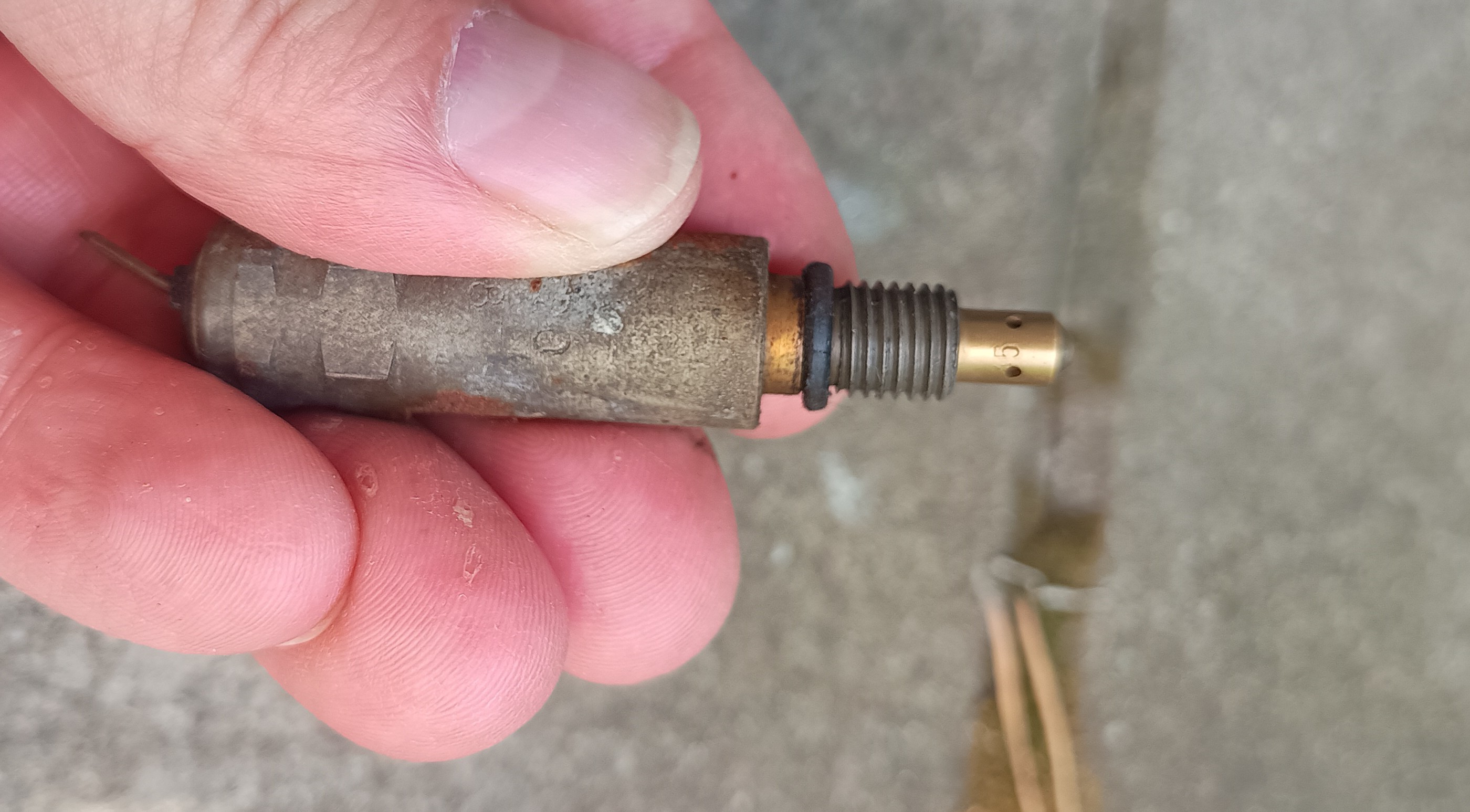 Tyhjäkäyntisuutin solenoidissa